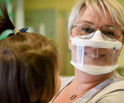 Crèches : la CNAF financera l'achat de 500000 masques transparents